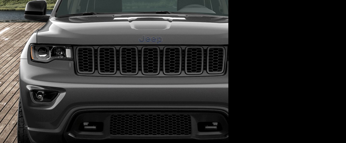 A close-up of the grille, front fascia, headlamps and fog lamps on the 2020 Jeep Grand Cherokee Upland.